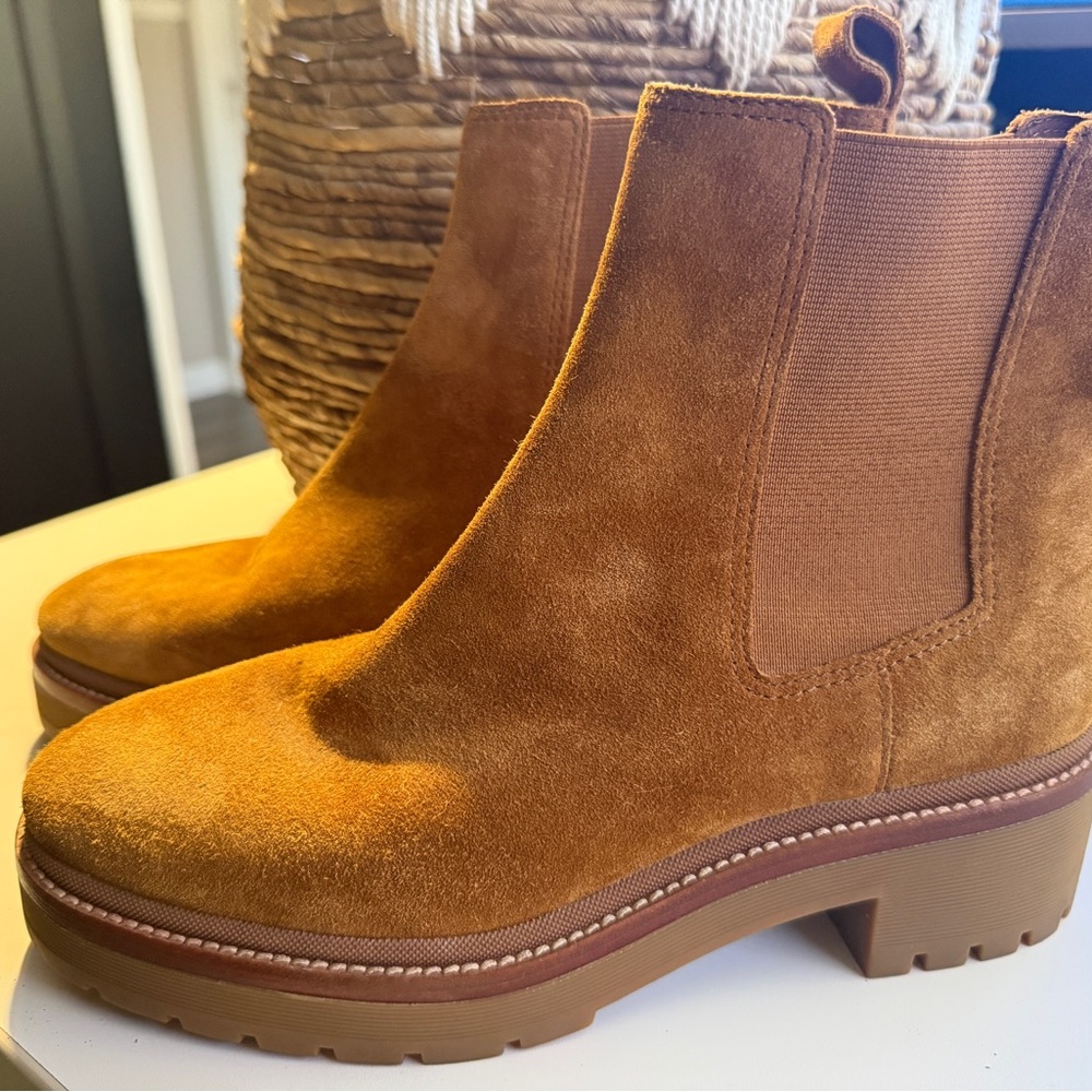Tory Burch NWT Tan Suede Chelsea Boots